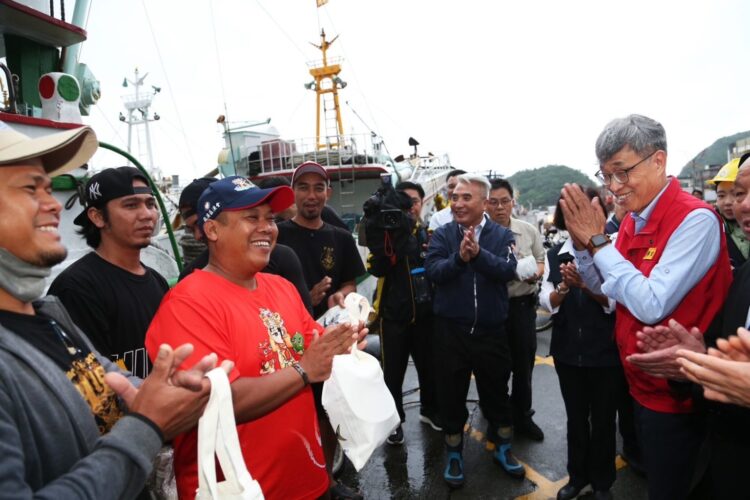 強颱「康芮」暴風圈預計晚間11時觸陸 農業部長陳駿季視察南方澳漁港 強颱「康芮」暴風圈預計晚間11時觸陸-農業部長陳駿季視察南方澳漁港