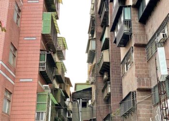 便宜200萬「秒買6樓這戶」！3年後不敢開窗、陽台加鎖-苦主泣：沒想到隔壁會…