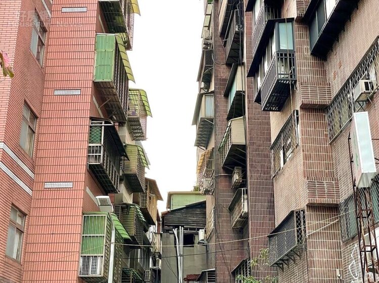 便宜200萬「秒買6樓這戶」!3年後不敢開窗、陽台加鎖 苦主泣:沒想到隔壁會... 便宜200萬「秒買6樓這戶」!3年後不敢開窗、陽台加鎖-苦主泣:沒想到隔壁會…