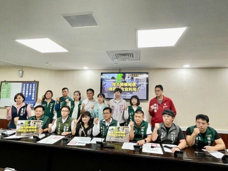 南市民進黨團要求比照三都公告 步行暢通前提下保障騎樓合宜使用 南市民進黨團要求比照三都公告-步行暢通前提下保障騎樓合宜使用