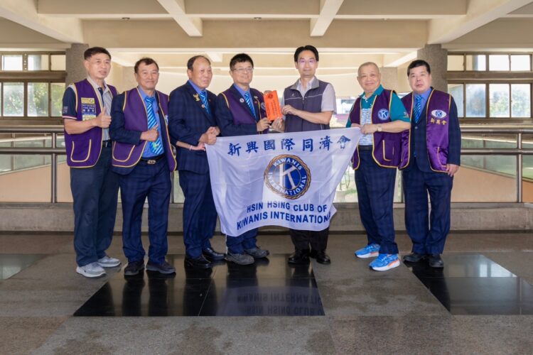 毒駕車禍重創兩家庭-賴志明會長帶領新竹市新興國際同濟會啟動募款援助-虎林國小校長林啟誠頒發感謝狀