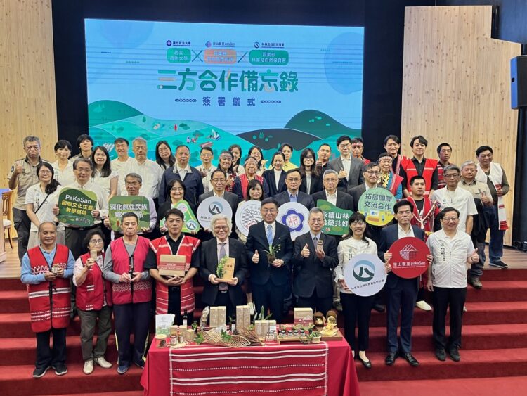 政大、林業署與南庄賽夏蓬萊部落簽署三方合作mou-打造「pakasan國際教學基地」促國際交流