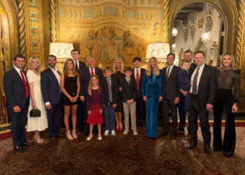 馬斯克現身川普家族勝選照-深厚關係引發猜測