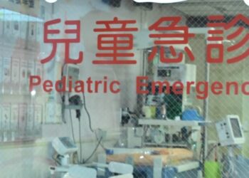 高雄1歲男嬰疑遭虐，母親喊冤稱從床上摔落-法院晚間裁定收押禁見