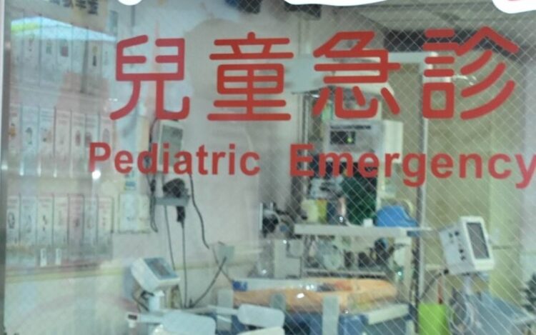 高雄1歲男嬰疑遭虐，母親喊冤稱從床上摔落-法院晚間裁定收押禁見