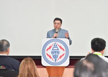 行政院長卓榮泰視察臺中發電廠：2032年重新評估緊急備用燃煤機組存廢，2034年達成無煤供電目標
