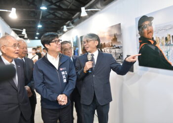 陪同卓揆視察高雄國際機場-陳其邁感謝中央支持高雄重大建設、平衡南北差距