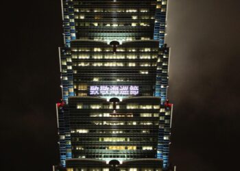 台北101點燈慶祝首屆「海巡節」，致敬國家安全最前線的海巡人員