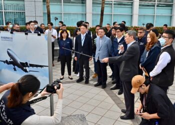 行政院長卓榮泰視察高雄小港機場新航廈建設，要求2032年完成第一期工程