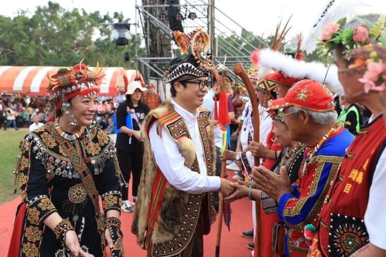 重視書香及文化傳承 陳其邁市長出席高雄城市書展及原住民聯合豐年節 重視書香及文化傳承-陳其邁市長出席高雄城市書展及原住民聯合豐年節
