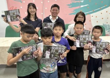 公益美少女帶隊，特偏鄉學童獻書高雄市教育局長 -結合-ai、融合青銀，生命故事創作登上世界舞台 