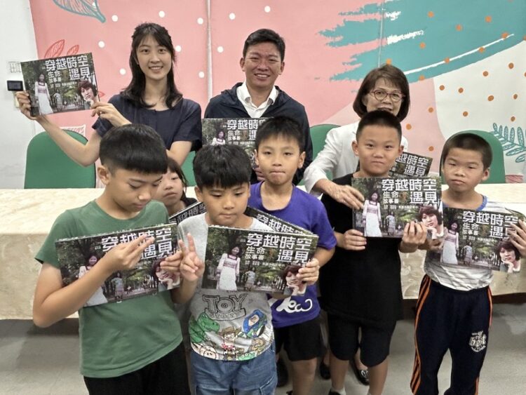 公益美少女帶隊,特偏鄉學童獻書高雄市教育局長  結合 AI、融合青銀,生命故事創作登上世界舞台  公益美少女帶隊,特偏鄉學童獻書高雄市教育局長 -結合-ai、融合青銀,生命故事創作登上世界舞台