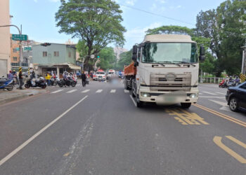 2部機車擦撞-後方騎士失控撞擊左側大型車，機車駕駛不治