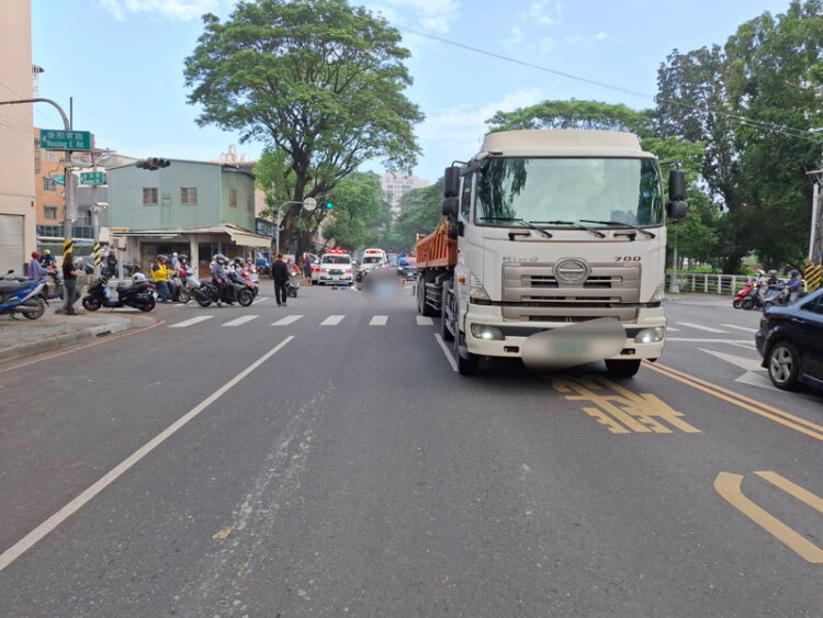 2部機車擦撞 後方騎士失控撞擊左側大型車,機車駕駛不治 2部機車擦撞-後方騎士失控撞擊左側大型車,機車駕駛不治