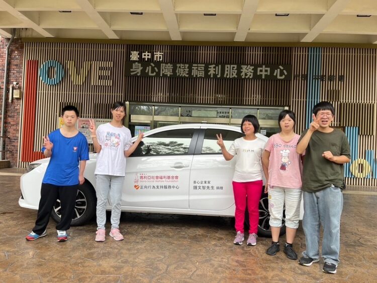 善心企業家鍾文智慨捐交通車 助瑪利亞社工訪視 善心企業家鍾文智慨捐交通車-助瑪利亞社工訪視