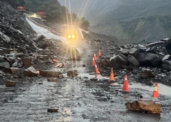 南橫公路明霸克露橋河床便道因邊坡落石道路中斷-無人車傷亡