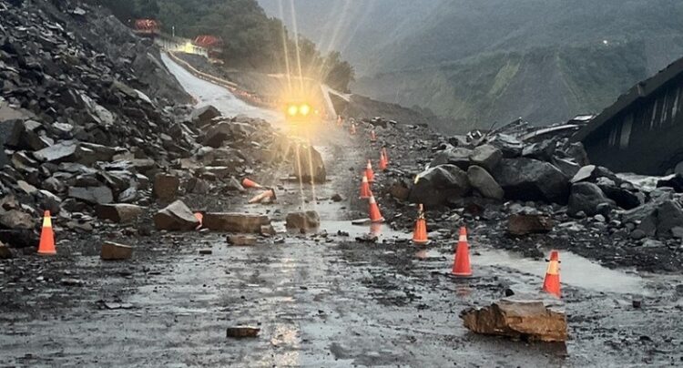 南橫公路明霸克露橋河床便道因邊坡落石道路中斷-無人車傷亡