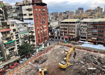 房市太熱…建商猛蓋房！施工損鄰房、阻排水-小心鬧上法院