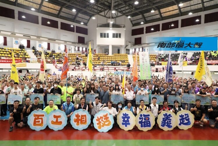 嘉市勞工運動會多元競賽-700位勞工同場較勁!-黃敏惠市長體驗匹克球直呼太好玩