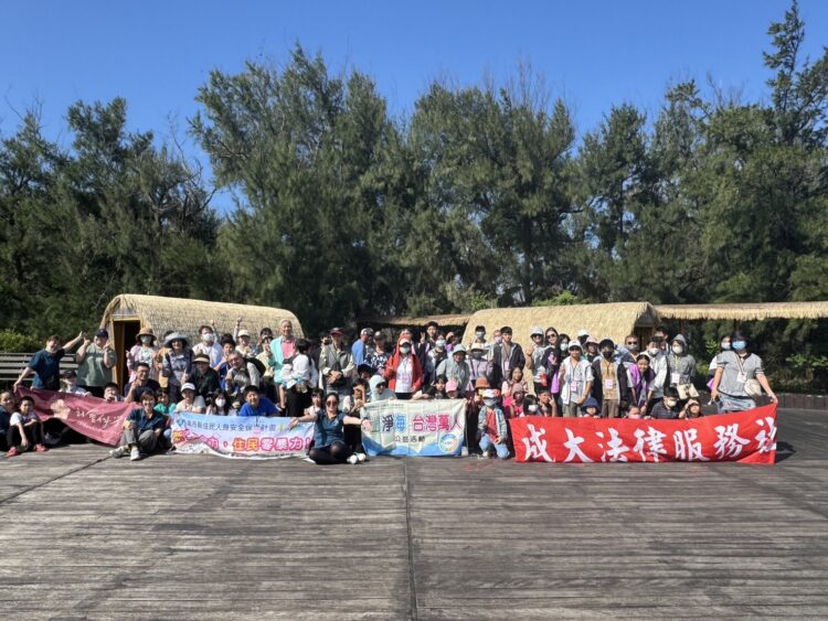 社團法人台灣萬人社福協會舉辦「守護海洋、守護家園—淨灘行動與家暴防治宣導」活動 提升環保與家庭安全意識 社團法人台灣萬人社福協會舉辦「守護海洋、守護家園—淨灘行動與家暴防治宣導」活動-提升環保與家庭安全意識