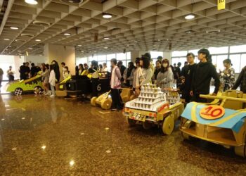 樹科大產設週紙板競速車-造型載人測試超級比一比