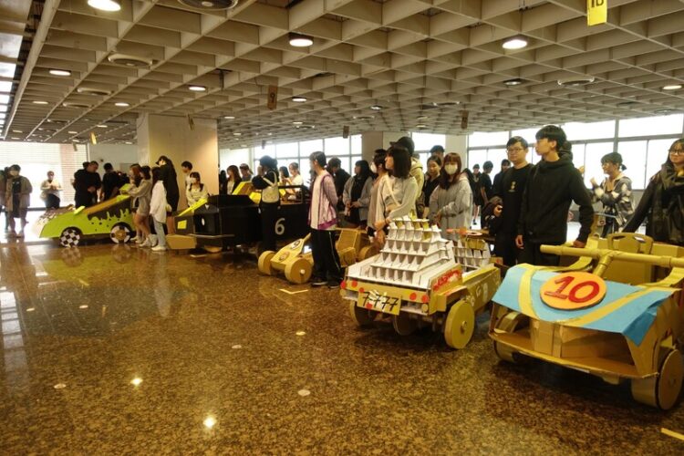 樹科大產設週紙板競速車 造型載人測試超級比一比 樹科大產設週紙板競速車-造型載人測試超級比一比