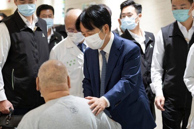 總統賴清德訪視臺大醫院癌醫中心 期望2030年降低癌症死亡率三分之一 總統賴清德訪視臺大醫院癌醫中心-期望2030年降低癌症死亡率三分之一