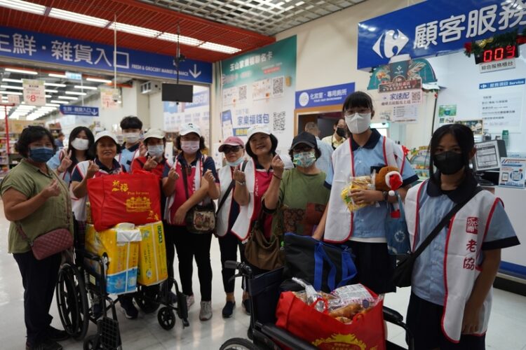 老協冬季揪甘心行動-青少年志工伴偏鄉長輩go購趣