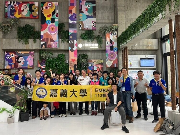 嘉大EMBA企業參訪 探索「T恤手造館」的創新工藝與多元產業的永續發展 嘉大emba企業參訪-探索「t恤手造館」的創新工藝與多元產業的永續發展