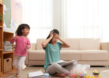 反映鄰居5次噪音仍砰砰響！他掀天花板驚見元凶…建商便宜貨害的