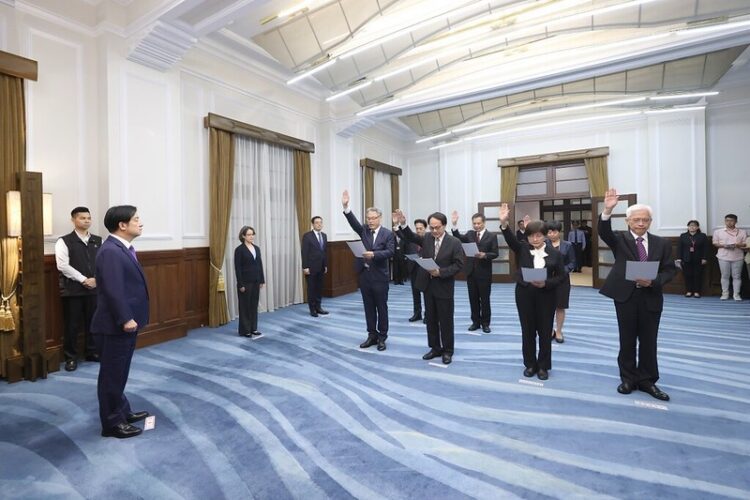 總統賴清德主持新任行政院政務人員及駐外大使宣誓典禮 總統賴清德主持新任行政院政務人員及駐外大使宣誓典禮