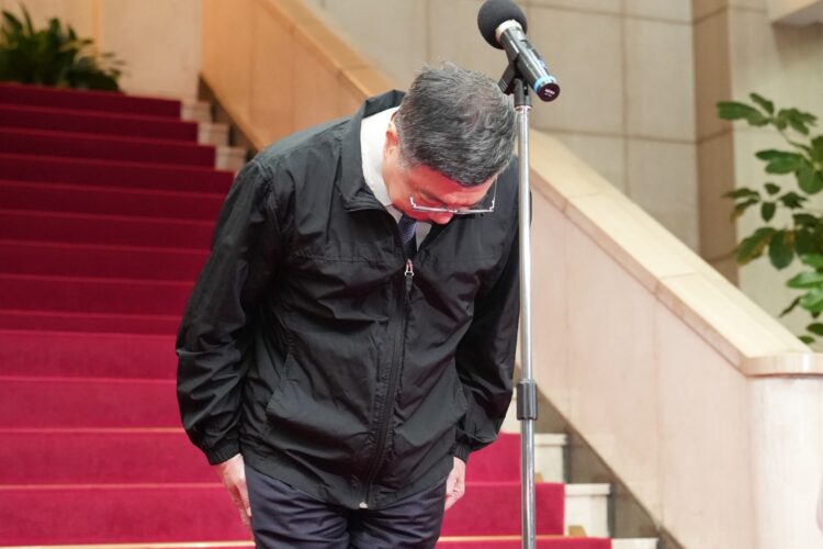 卓榮泰院長為勞動部職場事件致歉 保障員工心理健康並加強職場霸凌防治 卓榮泰院長為勞動部職場事件致歉-保障員工心理健康並加強職場霸凌防治