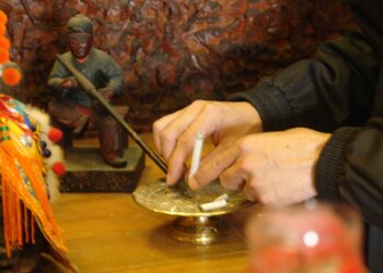 【獻曝】神明愛抽菸-碰到菸害防制法差點被罰錢