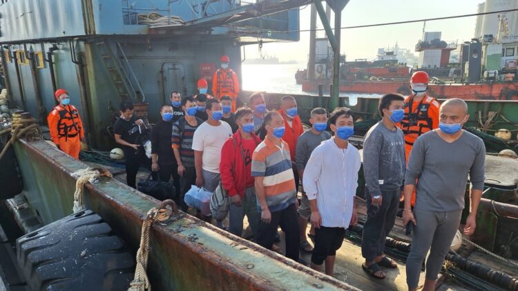 台中外海陸船越界捕魚 海巡強勢登檢押回重罰320萬 台中外海陸船越界捕魚-海巡強勢登檢押回重罰320萬