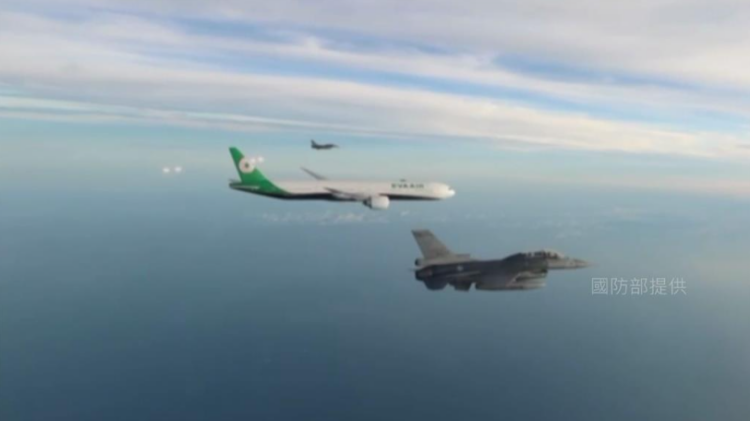 空軍F-16V伴飛!臺灣棒球英雄12強奪冠 凱旋盛況震撼全球! 空軍f-16v伴飛!臺灣棒球英雄12強奪冠-凱旋盛況震撼全球!