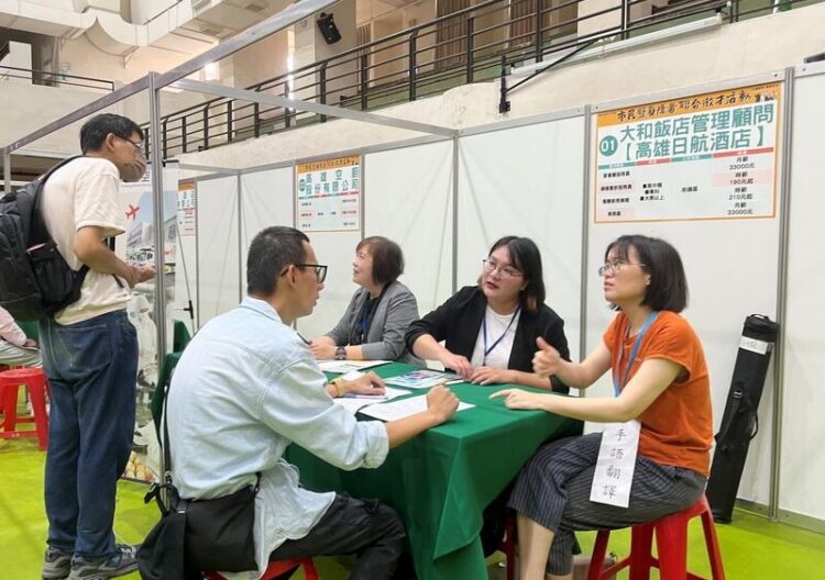 高雄展演活動滿檔觀光商機夯 勞工局積極媒合餐飲旅宿業徵才 高雄展演活動滿檔觀光商機夯-勞工局積極媒合餐飲旅宿業徵才