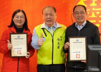 澎湖造林30年成果回顧-陳光復頒發感謝狀表彰31位造林有功人員