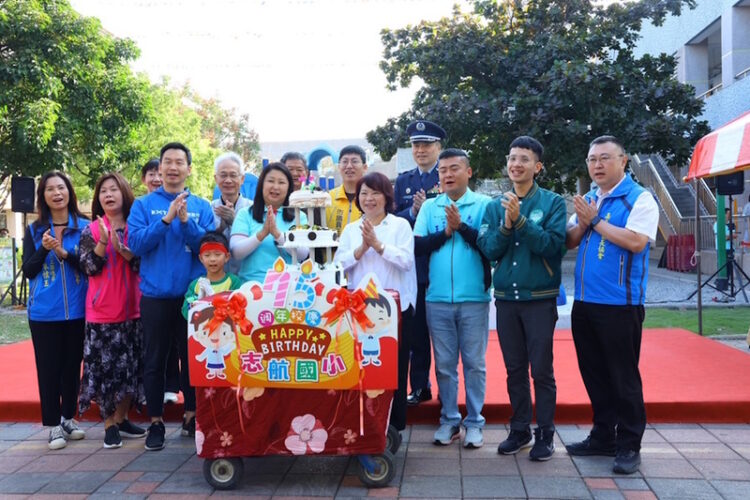 傑出校友王偉忠回嘉同賀志航國小75週年生日 傑出校友王偉忠回嘉同賀志航國小75週年生日