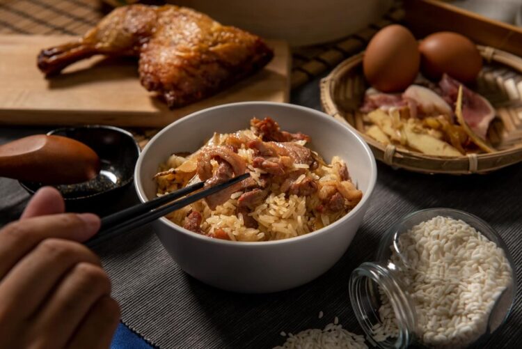 新手爸媽如何選彌月禮?中台灣鴨肉油飯熱賣 彌月油飯禮盒選哪家?鹿港這款鴨肉油飯成為新手爸媽最愛