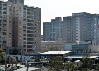 兩建案巧碰「嫌惡在身邊」-網一片倒選它：賭一個遷走！