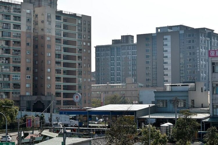 兩建案巧碰「嫌惡在身邊」 網一片倒選它:賭一個遷走! 兩建案巧碰「嫌惡在身邊」-網一片倒選它:賭一個遷走!