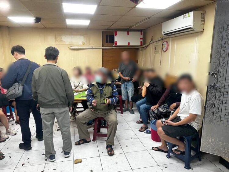 肉龜-賭場藏身小吃店- - 警逮25人