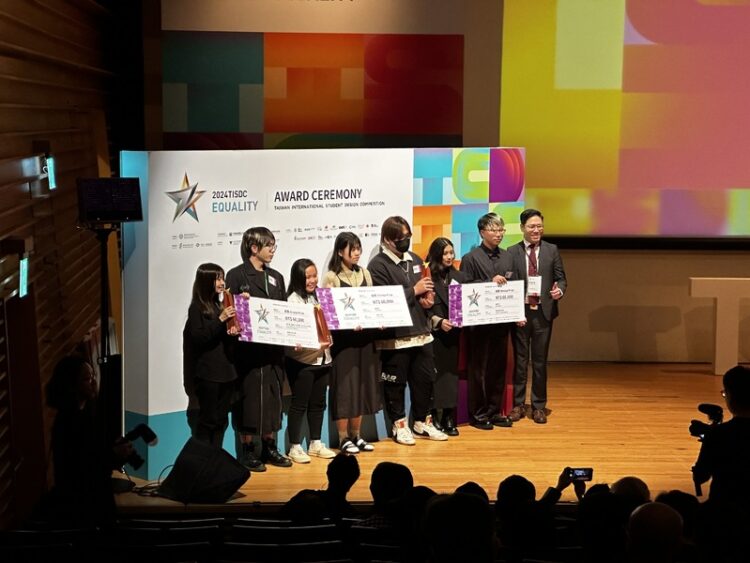 樹科大視傳系榮獲國際學生設計大獎-《福爾摩沙五脈冊》領略臺灣魅力