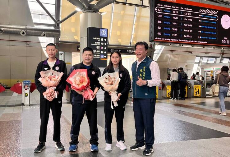 2024年ittf世界青少年錦標賽南市籍選手回國-體育局陳良乾局長代表黃偉哲市長至高鐵迎接