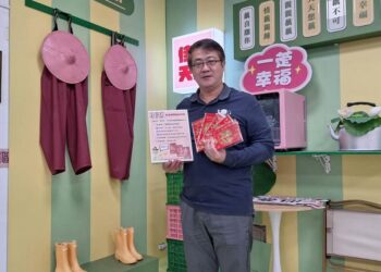 迎接114年新春喜氣-茄萣戶政贈紅包袋迎吉祥