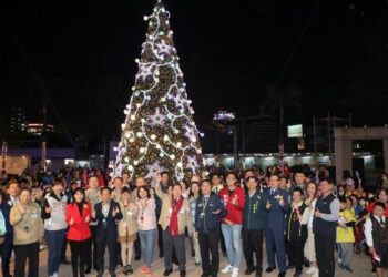 臺南大遠百耶誕公益點燈-黃偉哲攜手企業送暖偏鄉學童