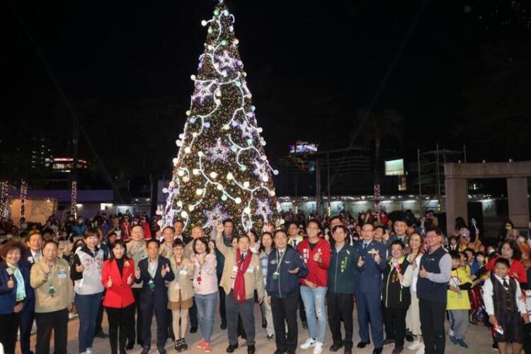 臺南大遠百耶誕公益點燈 黃偉哲攜手企業送暖偏鄉學童 臺南大遠百耶誕公益點燈-黃偉哲攜手企業送暖偏鄉學童