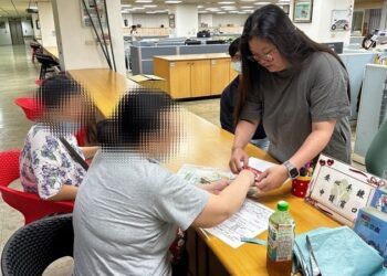 「安心手鍊」新增18處申辦窗口，幫失智長輩找回家的路!