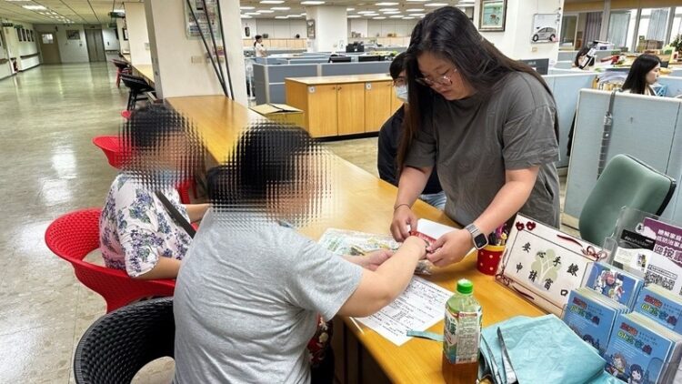 「安心手鍊」新增18處申辦窗口，幫失智長輩找回家的路!