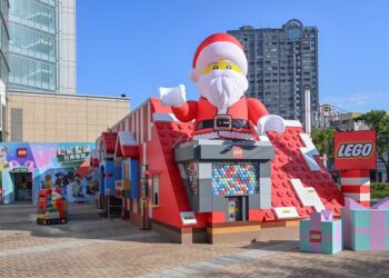 歡慶聖誕節-6米高樂高聖誕老人超大型扭蛋機現身高雄。